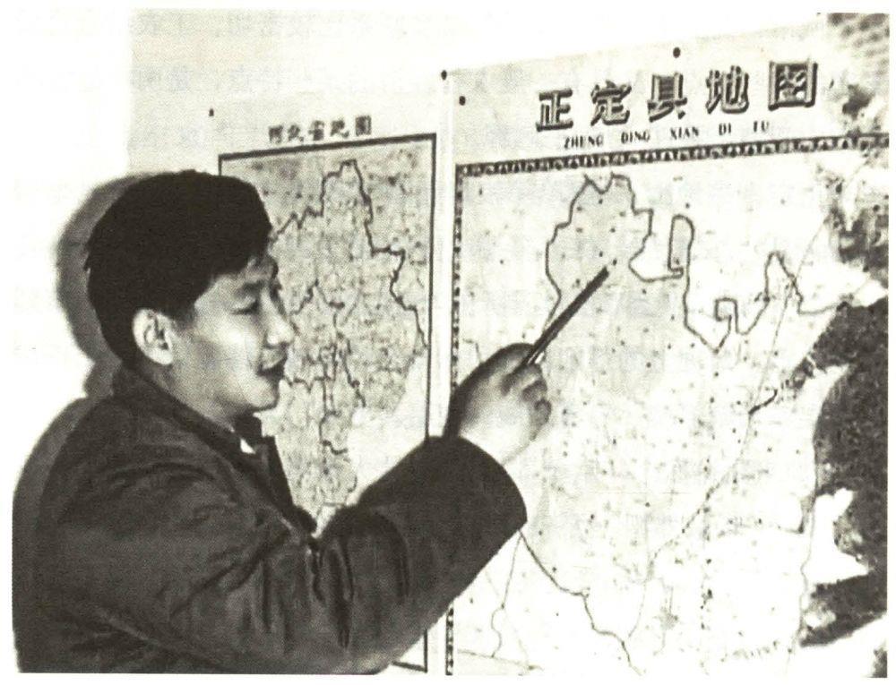 △在河北正定工作时，习近平同志在办公室地图前谋划正定的发展。