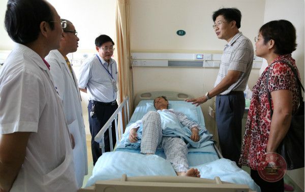 谢江波书记看望同志.jpg