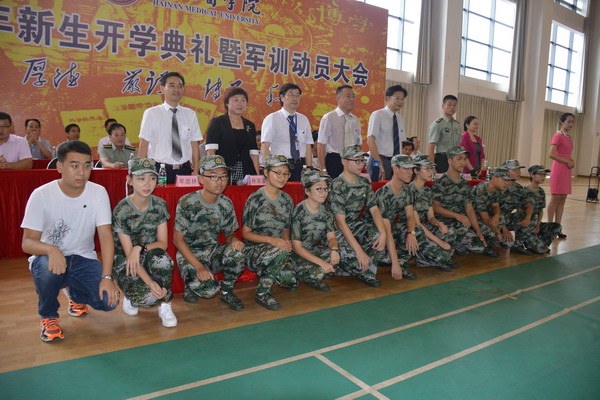 1473037646520856.jpg 校领导给新生代表佩戴校徽.JPG