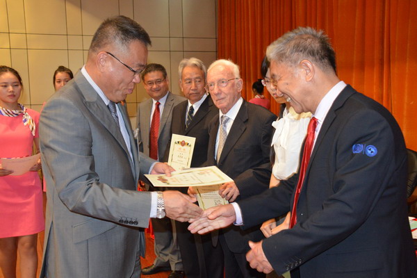 1474362348777412.jpg 吕传柱院长为客座教授颁发聘书.jpg