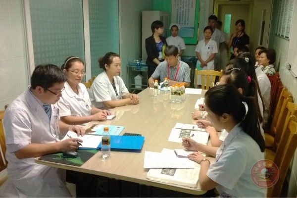 郭永松教授在观摩SOAP病例汇报.jpg