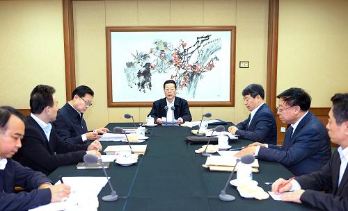 近日,中共中央总书记习近平等中共中央政治局常委在北京分别听取联系点省区党的群众路线教育实践活动总体情况汇报。这是12月13日,中共中央政治局常委张高丽在听取四川省委党的群众路线教育实践活动总体情况汇报。新华社记者 李涛 摄
