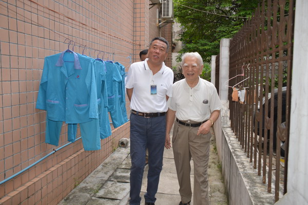 1473841007831029.jpg 邓老坚持下楼把学校领导送到大门口_缩小大小.JPG