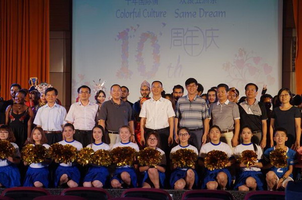1497583624112704.jpg 领导、嘉宾和全体演职人员合影留念.jpg