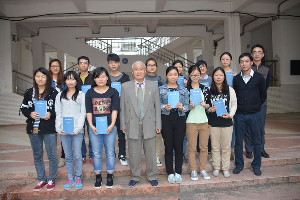 1452242136648790.jpg 和部分师生合影_缩小大小.JPG