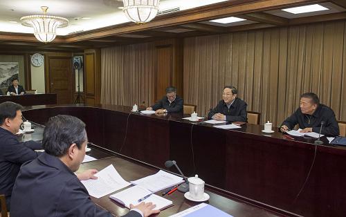 近日,中共中央总书记习近平等中共中央政治局常委在北京分别听取联系点省区党的群众路线教育实践活动总体情况汇报。这是12月13日,中共中央政治局常委俞正声在听取甘肃省委党的群众路线教育实践活动总体情况汇报。新华社记者 李学仁 摄