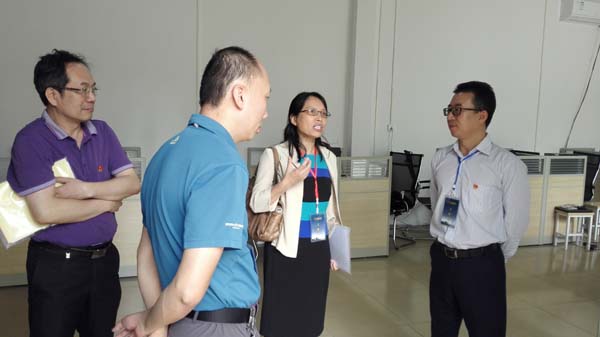 1509633780115406.jpg 6、评估专家走访我校创业孵化基地.jpg