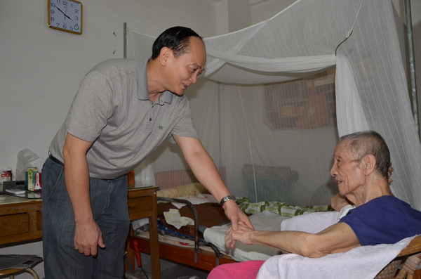 1473840705126724.jpg 廖小平书记亲切看望陈历昌老教授_缩小大小.JPG