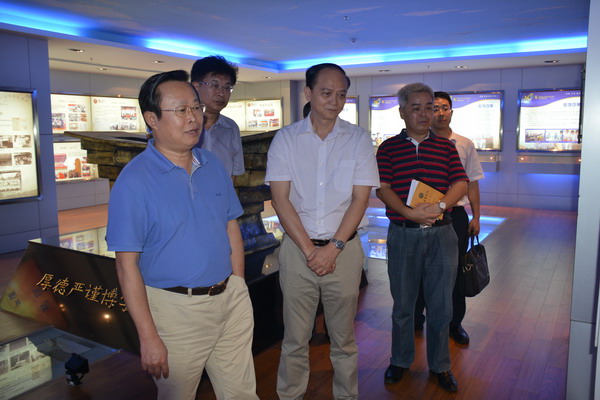 1460949382942439.jpg 林方略饶有兴趣地参观了校史馆,作为海医1977年恢复高考的第一届本科生,母校给他留下了许多难忘的记忆_缩小大小.JPG