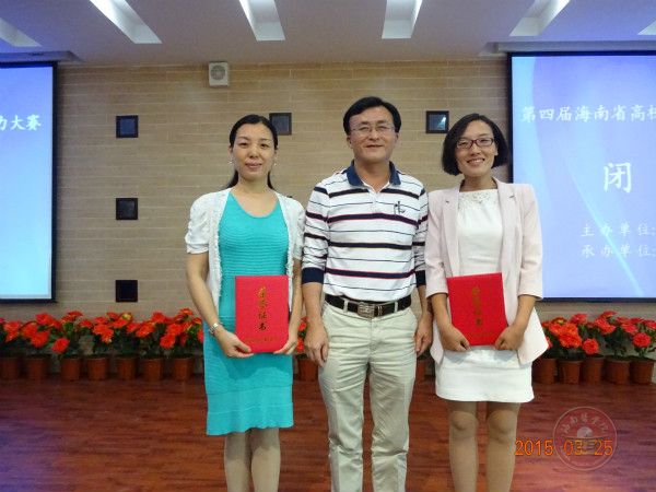 学工部冯武部长与获奖者合影.jpg