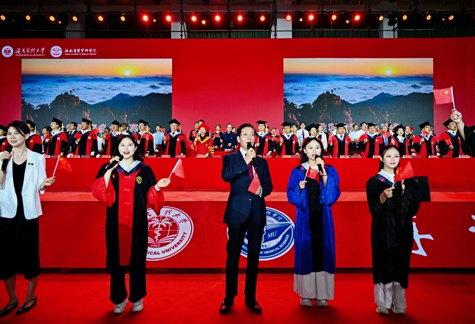 毕业最后一课，校长领唱、师生同唱《歌唱祖国》