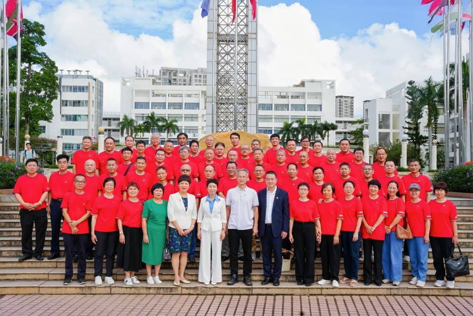 我校1982级医疗系校友返校举行毕业四十周年纪念暨捐赠仪式