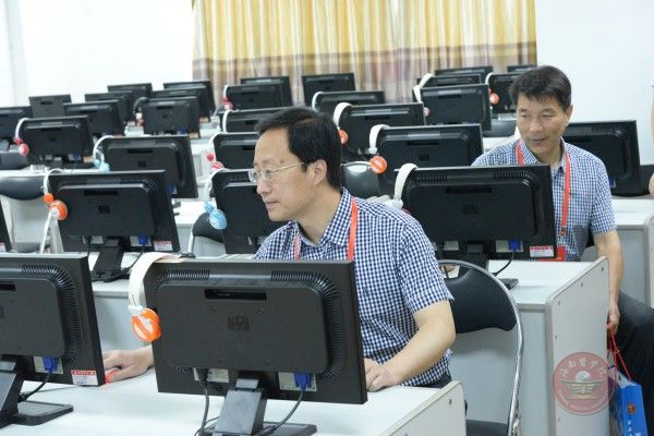 专家们走访CT实验室.jpg