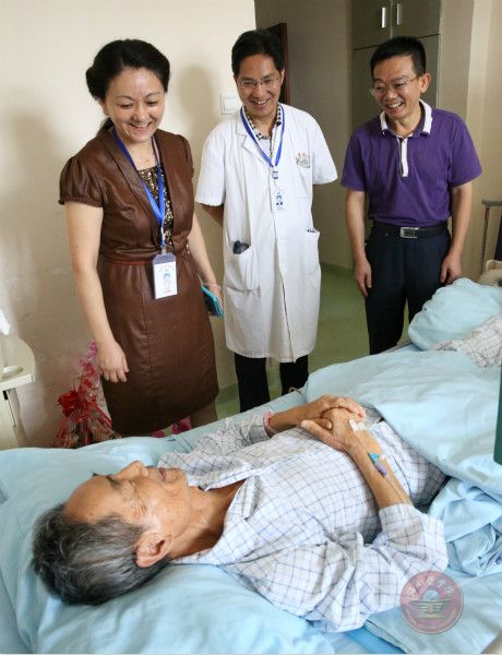 李丽院长看望同志.jpg