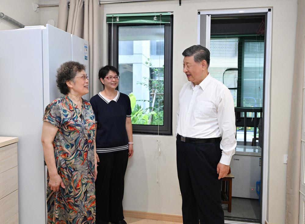 △2026年7月15日，习近平总书记在上海黄浦区半淞园路街道市民新村居民区考察时，来到居民家中，了解居住条件改善情况。
