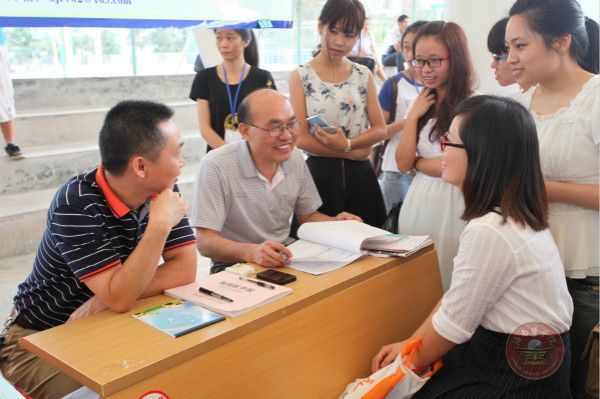 用人单位与我校毕业生洽谈.jpg