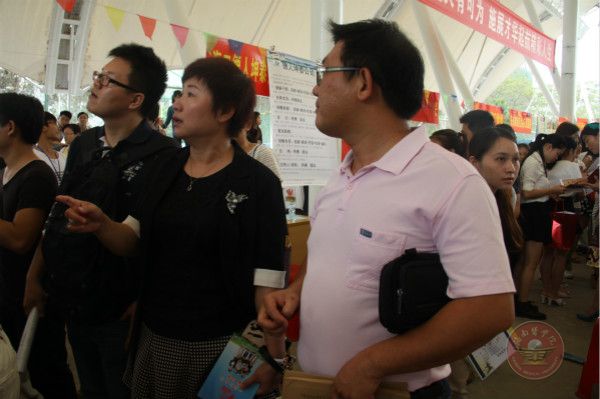 林英姿副院长查看招聘会现场.jpg