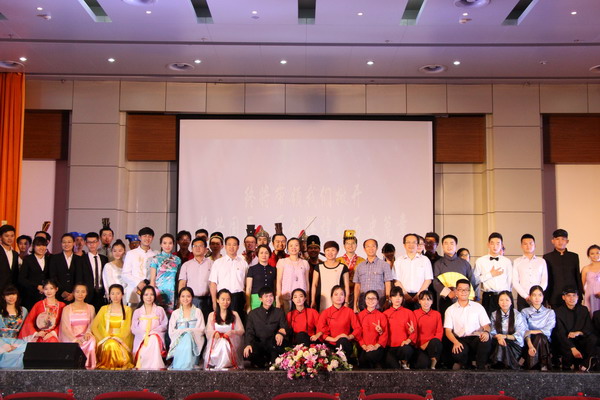 1462438761648833.jpg 师生合影_缩小大小.JPG