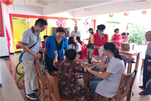 1469458685774572.jpg 林英姿副院长与加积敬老院老人们亲切交谈.jpg