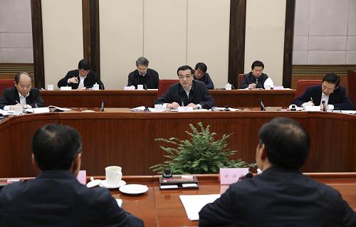 近日,中共中央总书记习近平等中共中央政治局常委在北京分别听取联系点省区党的群众路线教育实践活动总体情况汇报。这是12月13日,中共中央政治局常委李克强在听取广西壮族自治区委党的群众路线教育实践活动总体情况汇报。新华社记者 庞兴雷 摄
