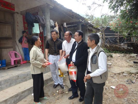 慰问老党员_缩小大小.JPG