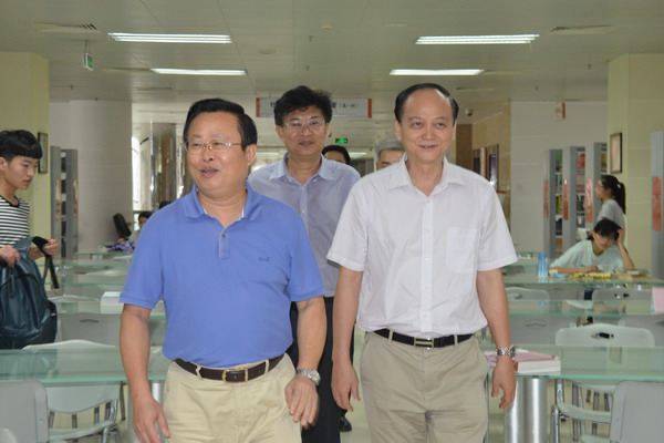 1460949502140262.jpg 林方略在学校主要领导陪同下,参观了学校基础设施建设和校容校貌_缩小大小.JPG