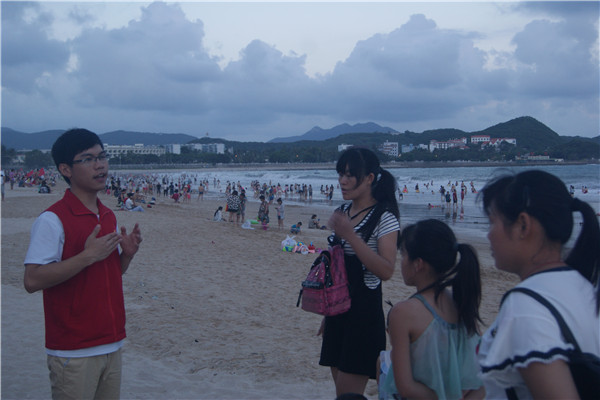 1469457812108900.jpg 志愿者向游客讲解急救知识.JPG
