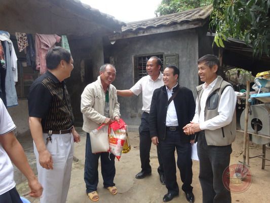 深入特困户开展慰问_缩小大小.JPG