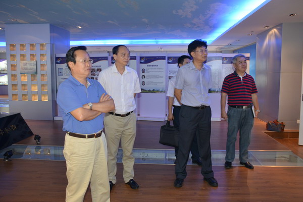1460949463699481.jpg 他表示,作为传承海医精神的窗口,校史馆应不断充实内容,增加反映不同时期 的史实资料、图片、实物等_缩小大小.JPG