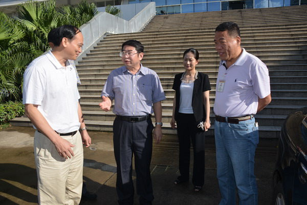 1467084789942396.jpg 王路副省长和学校主要领导亲切交谈 (1)_缩小大小.JPG