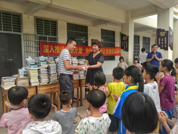 林英姿副校长代表海南医学院向乌石坡村小学捐赠了一批文具和书本.jpg