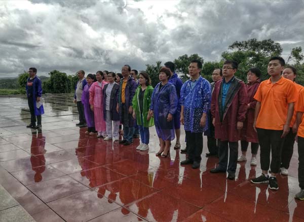 开展海南医学院“缅怀先烈 坚定信仰”教育活动.jpg