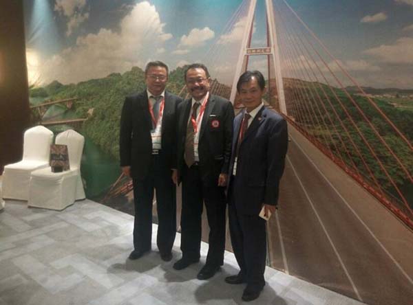 1501913880384101.jpg 杨俊校长(左)与东南亚教育部长会议组织(SEAMEO)秘书长加多特博士(中).jpg