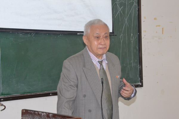 1452242046862658.jpg 华老勉励学生潜心专研中医理论,做个对国家和社会有用之才_缩小大小.JPG