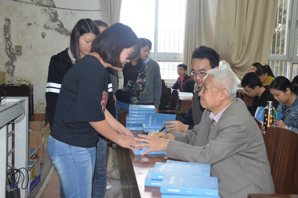 1452242076369427.jpg 为在场师生签名赠书_缩小大小.JPG