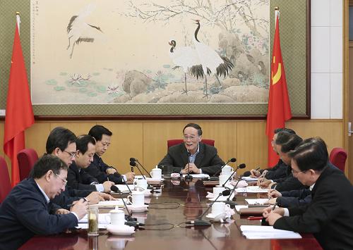 近日,中共中央总书记习近平等中共中央政治局常委在北京分别听取联系点省区党的群众路线教育实践活动总体情况汇报。这是12月13日,中共中央政治局常委王岐山在听取黑龙江省委党的群众路线教育实践活动总体情况汇报。新华社记者 庞兴雷 摄