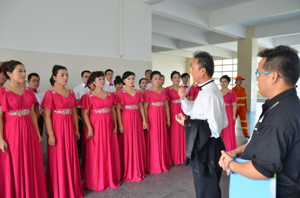 1467104151811019.jpg 指挥老师给队员讲述比赛时注意事项.JPG