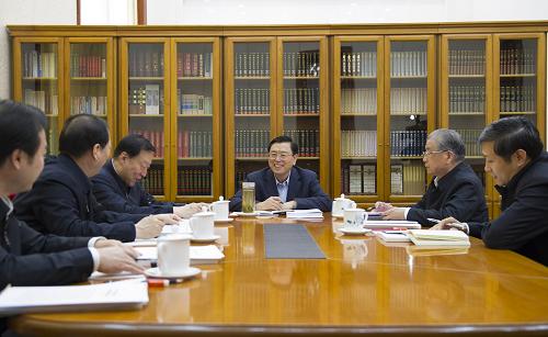 近日,中共中央总书记习近平等中共中央政治局常委在北京分别听取联系点省区党的群众路线教育实践活动总体情况汇报。这是12月13日,中共中央政治局常委张德江在听取江苏省委党的群众路线教育实践活动总体情况汇报。新华社记者 谢环驰 摄