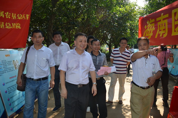 1462956531127602.jpg 海南省政协副主席、省科技厅厅长史贻云来到海南医学院展区_缩小大小.JPG