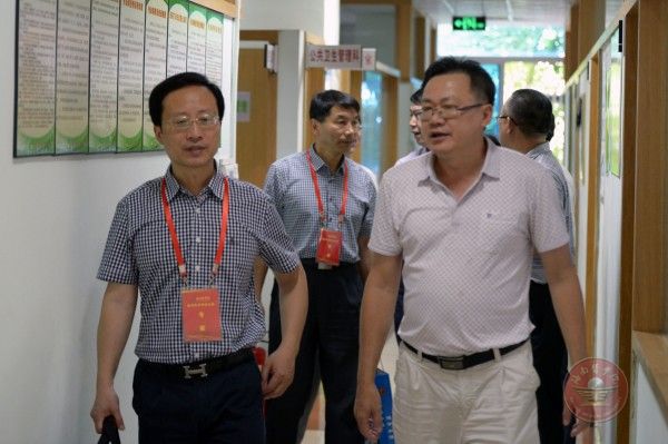 专家组参观金贸社区卫生服务中心.jpg