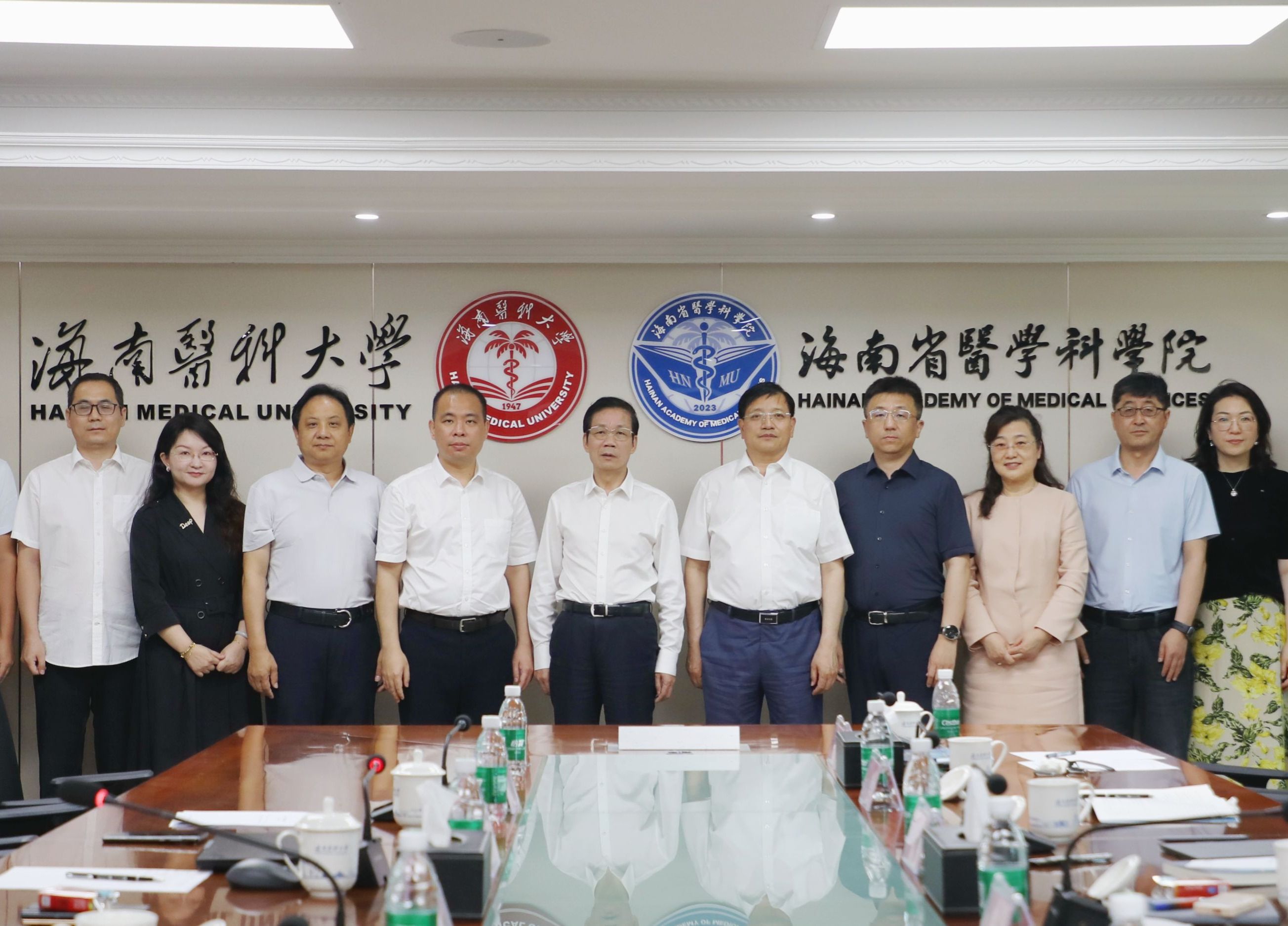 青岛大学校长魏志强一行访问我校