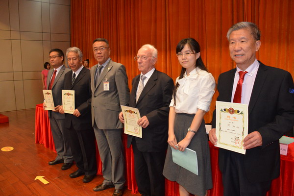 1474362466981167.jpg 校领导与海医新聘的客座教授们合影.jpg