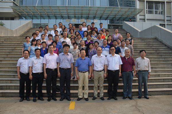 1460949577677879.jpg 参加大会的领导和全体代表合影_缩小大小.JPG