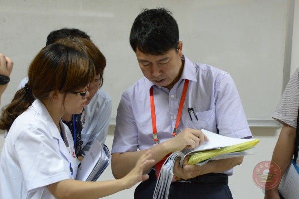 李海潮教授在查看培训室使用记录.jpg